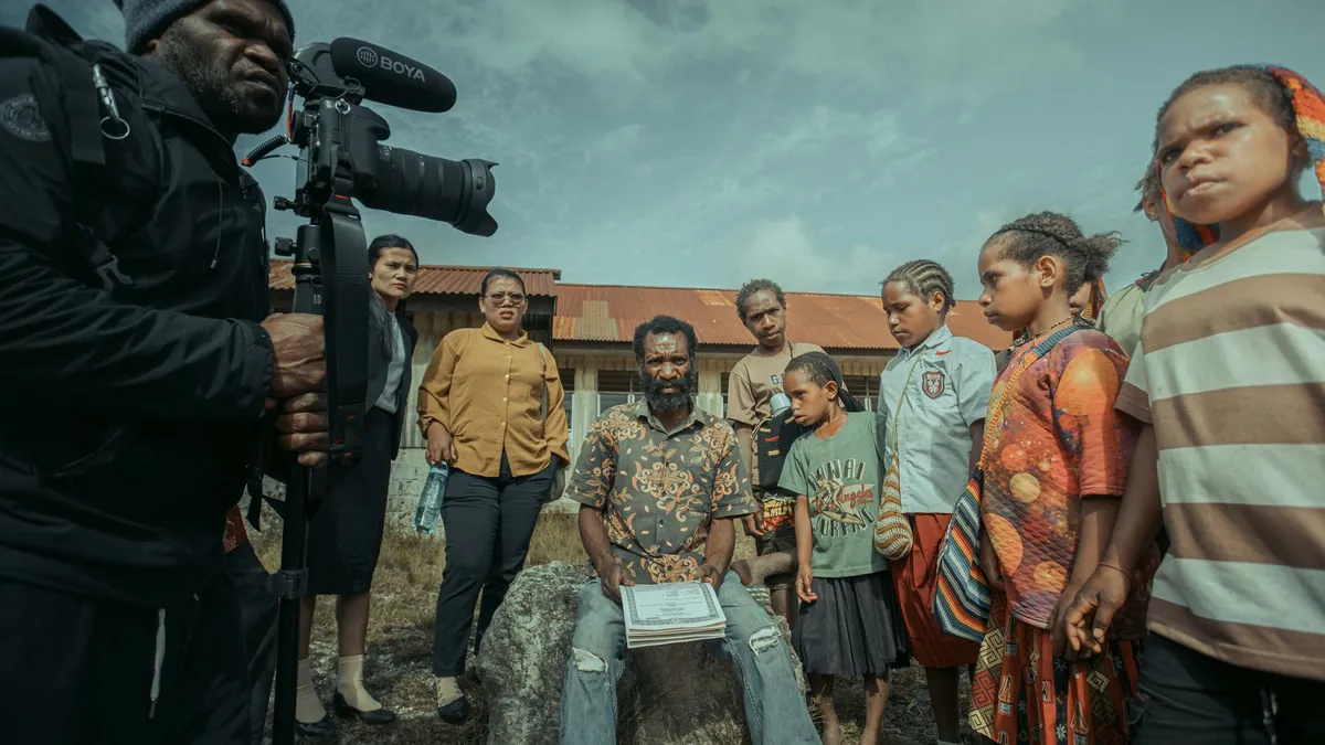 Một khán giả đang xem video storytelling trên điện thoại, biểu cảm tập trung và cảm xúc