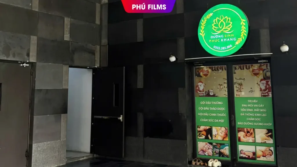 Lối lên lớp học Phú Films tại 28 Trần Bình thang máy