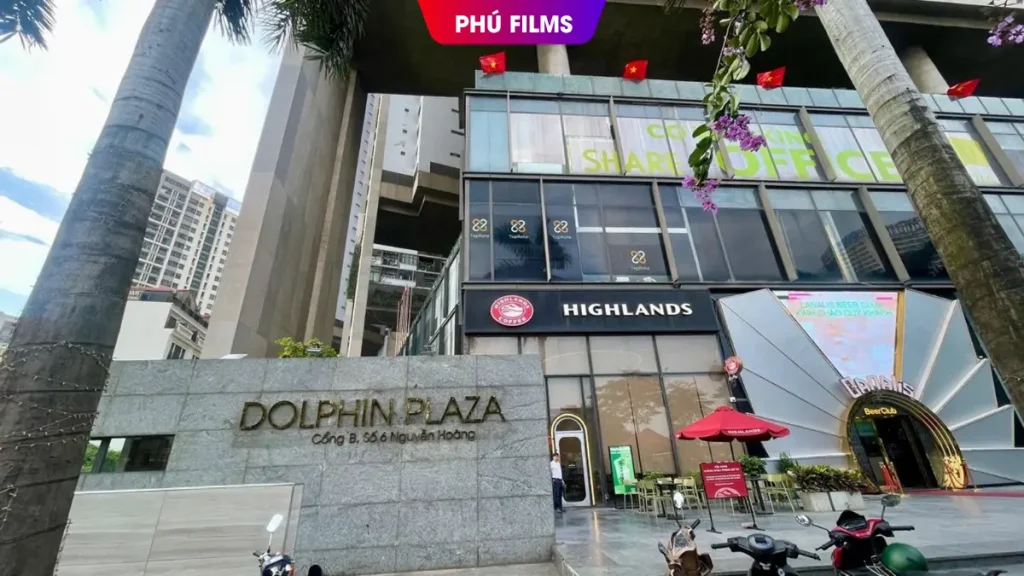 Lối lên lớp học Phú Films tại số 6 Nguyễn Hoàng