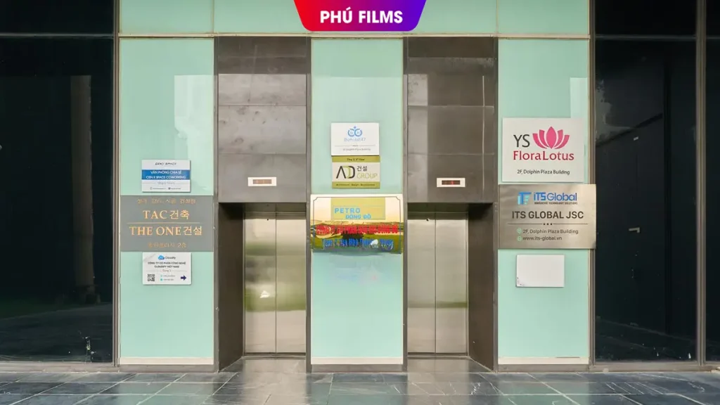 Lối lên lớp học Phú Films tại số 6 Nguyễn Hoàng thang máy
