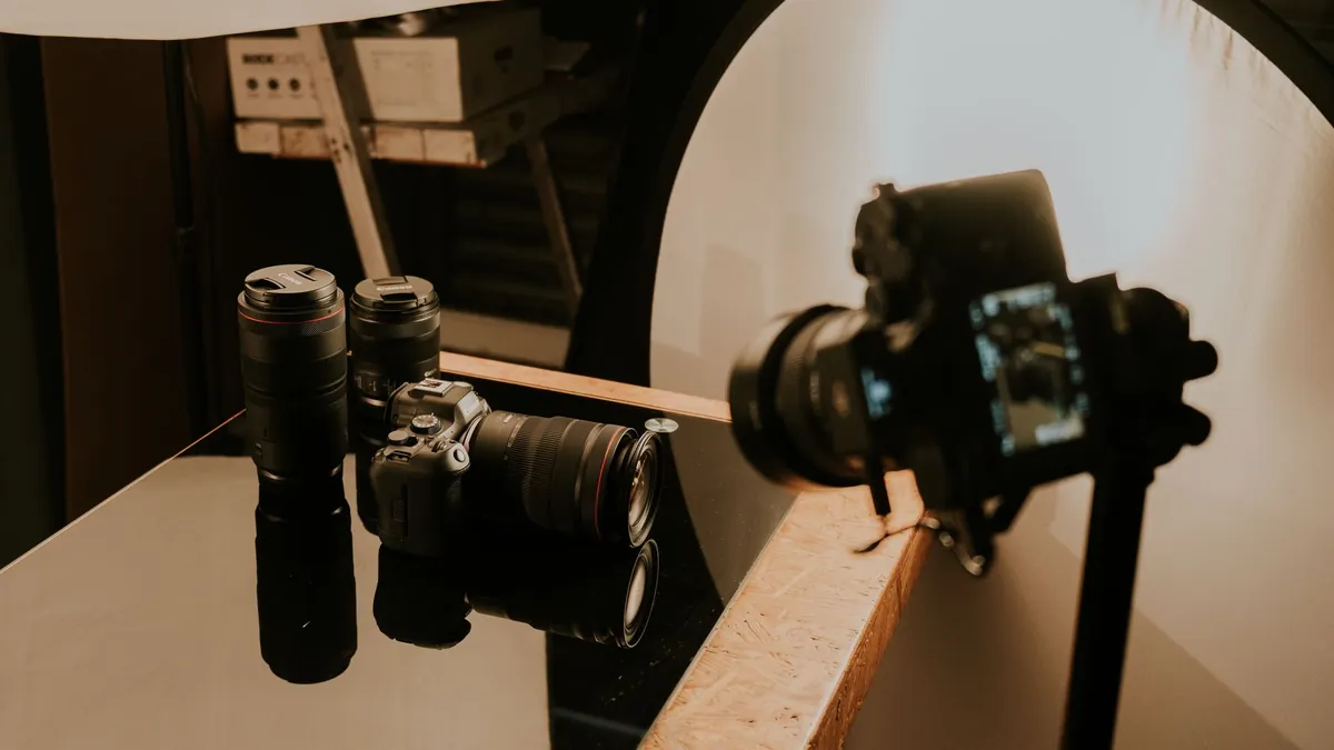 Sơ đồ bố trí ba điểm ánh sáng (key light, fill light, back light) cho quay video chuyên nghiệp