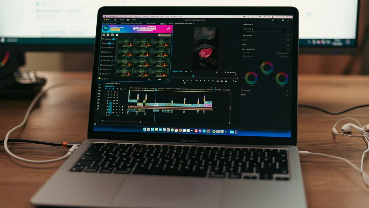Bàn làm việc dựng video với nhiều màn hình hiển thị các phần mềm chỉnh sửa chuyên nghiệp